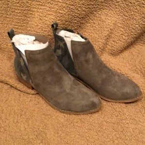 Camo and loden green suede-look booties